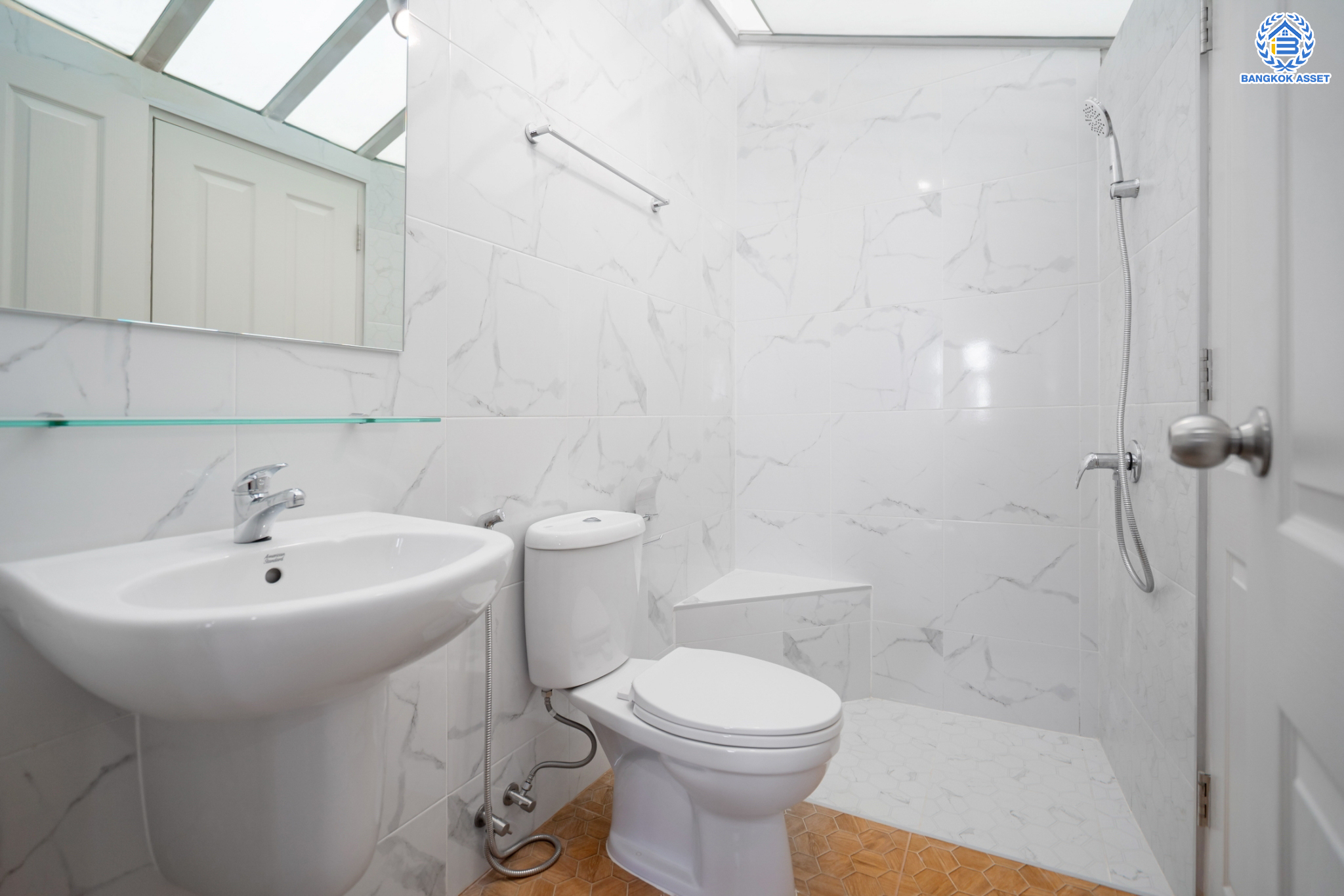 บ้านมือสองตกแต่งใหม่ ม.บ้านริมสวน ดอนเมือง เนื้อที่ 17.6 ตร.ว. ฟังก์ชันจัดเต็ม 3 ห้องนอน 3 ห้องน้ำ จอดรถได้ 2 คัน มีความเป็นส่วนตัว เดินทางเข้าสู่ใจกลางเมืองได้อย่างสะดวกสบาย ใกล้สนามบินดอนเมือง และทางด่วนศรีสมาน